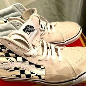 VANS high top suede off the wall Original box women’s size 9 men’s size 7.